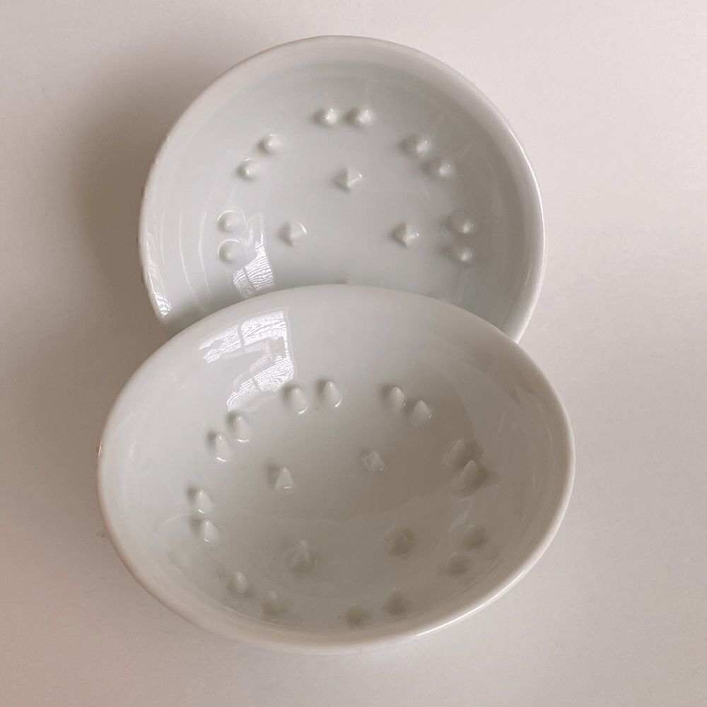 William Sonoma Set of 2 Ceramic Non Slip Grapefruit Teeth Bowls